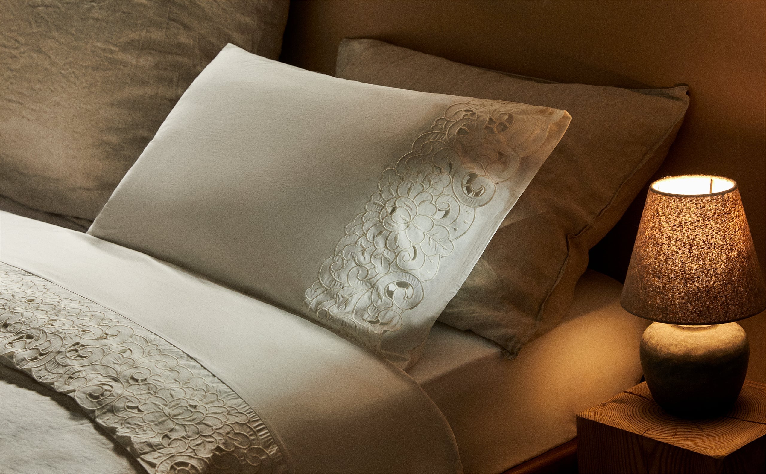 Zara Home vuelve al pasado con una colección de ropa de cama bordada y toallas con puntillas