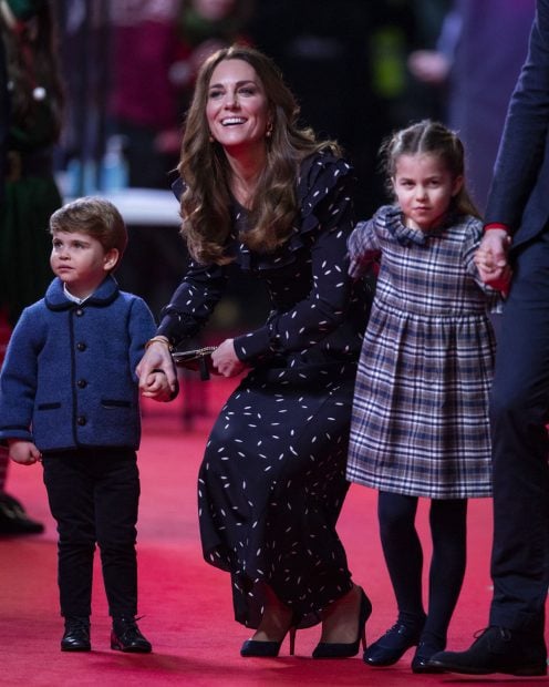 Kate Middleton, el pr&iacute;ncipe Louis y la princesas Charlotte en un evento en Londres./Gtres