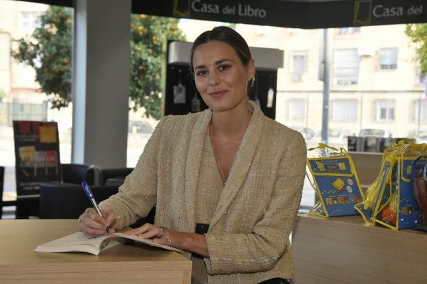 Claudia Osborne firmando su libro 'Lo mejor de ti'./Gtres