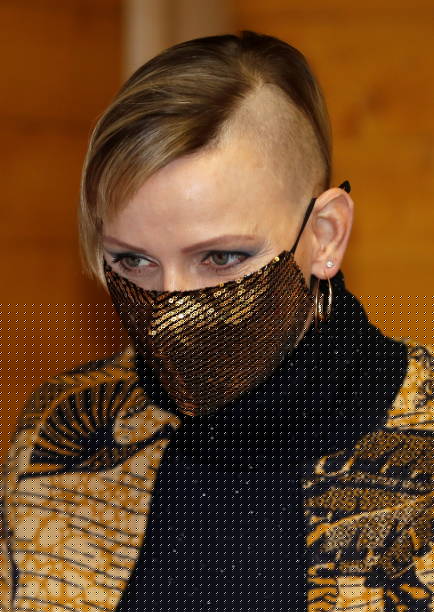 Corte punk La princesa Charlene de M&oacute;naco sorprend&iacute;a estos d&iacute;as por un corte algo radical. Si te atreves y quieres empezar el a&ntilde;o con otra imagen, aqu&iacute; tienes un claro ejemplo. Eduardo S&aacute;nchez, director de Maison Eduardo S&aacute;nchez, remarca que se trata de un corte con un indiscutible estilo punk. El cabello se ha rapado, siguiendo unas l&iacute;neas muy gr&aacute;ficas, desde el lateral, y en toda la nuca, pero se intuye que el rapado contin&uacute;a hacia el otro lateral, para ayudar potenciar la ca&iacute;da natural del cabello. En el otro lado de la cabeza, se ha realizado un corte bob, a la altura del hueso de la mejilla, y con un flequillo corto, ladeado y muy desfilado para acentuar ese aire punk.