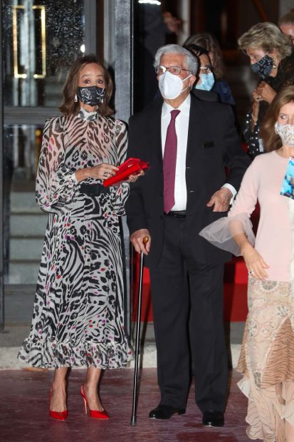 Con un vestido transparente y complementos en rojo en la inauguración de la temporada del Teatro Real/Gtres