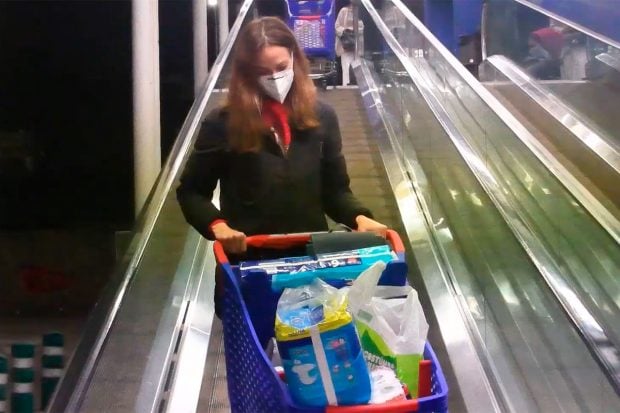 Eva Gonz&aacute;lez ultima sus compras navide&ntilde;as / Gtres