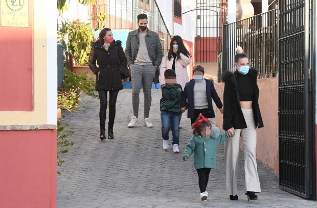Irene Rosales, Asraf Beno, Isa Pantoja y sus hijos saliendo del restaurante donde ha tenido lugar el reencuentro entre hermanos / Gtres