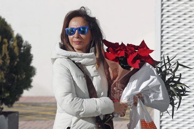 Mar&iacute;a Pati&ntilde;o conuna flor de Pascua./Gtres