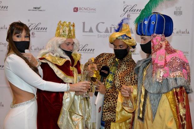 Kiko Rivera, Luis Rollán, Omar Montes y Fani ejerciendo de Reyes Magos./Gtres
