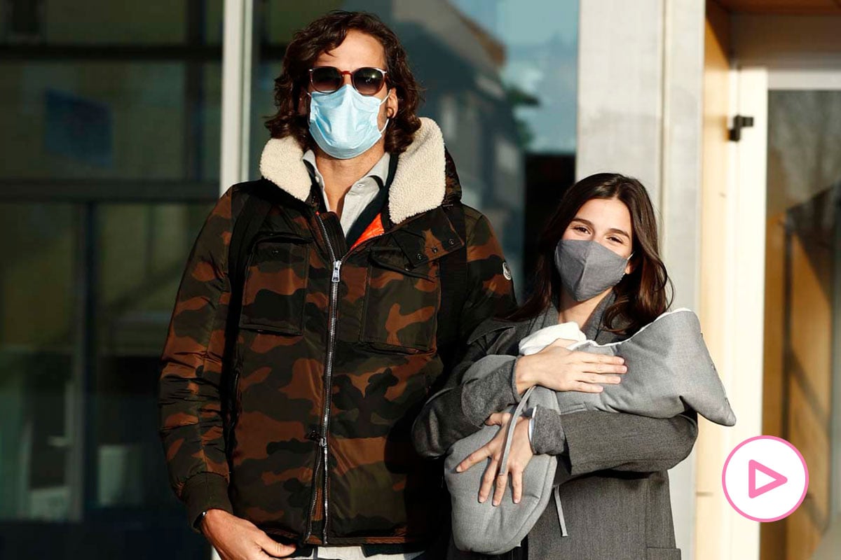 Feliciano López y Sandra Gago abandonan el hospital con su primer hijo en brazos/Gtres
