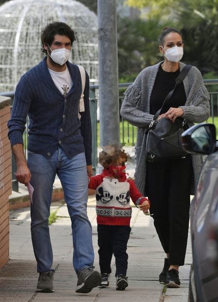 Eva González, Cayetano Rivera y su hijo paseando./Gtres