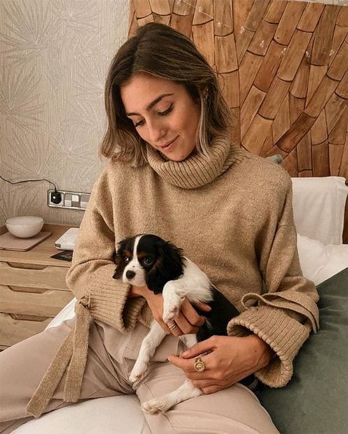 Anna Padilla con un jersey de punto beige combinado con un pantal&oacute;n del mismo tono./Instaram @Anna Padilla con un ch&aacute;ndal de Zara./Instagram @annafpadilla