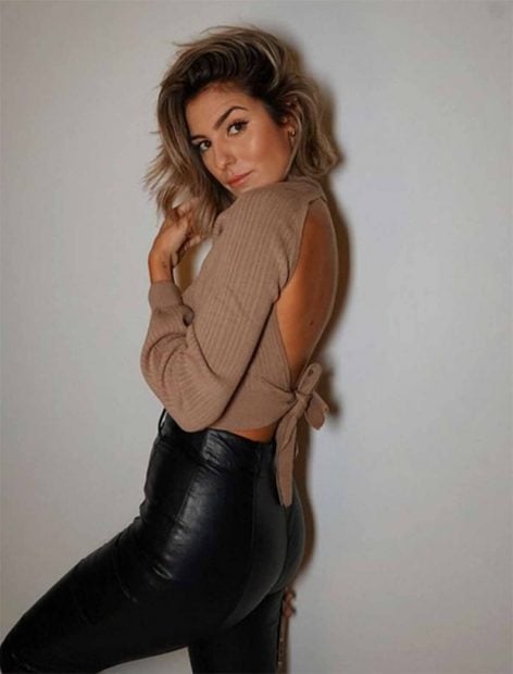 Anna Padilla con unos pantalones efecto cuero combinados con un crop top de punto nude./Instagram @annafpadilla