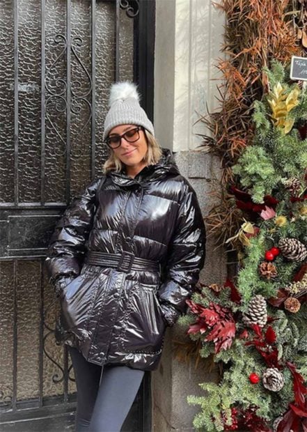 Anna Ferrer con un look 'total black' combinado con un gorro gris./Instagram @annafpadilla