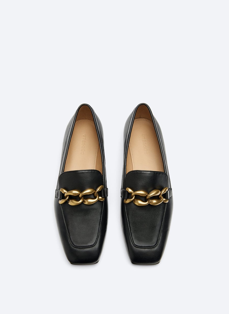 Estos son los zapatos de Uterqüe de rebajas que ha llevado la reina Letizia