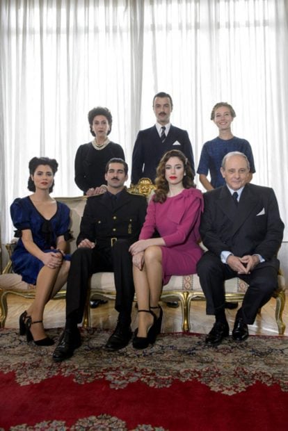 Los actores Pepa Aniorte, Javier Rey, Charlotte Vega, Loreto Maule&oacute;n, Rub&eacute;n Cortada, Blanca Su&aacute;rez y Emilio Gutierrez Caba durante la presentaci&oacute;n de la serie 'Lo que escond&iacute;an sus ojos'./Gtres