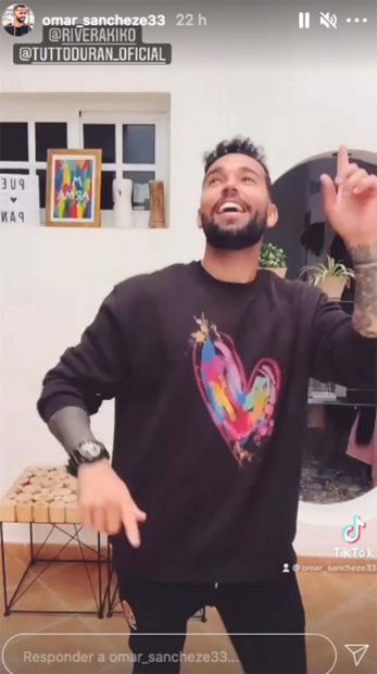 Omar S&aacute;nchez bailando divertido un tema de Kiko Rivera./Instagram @omar_sancheze33