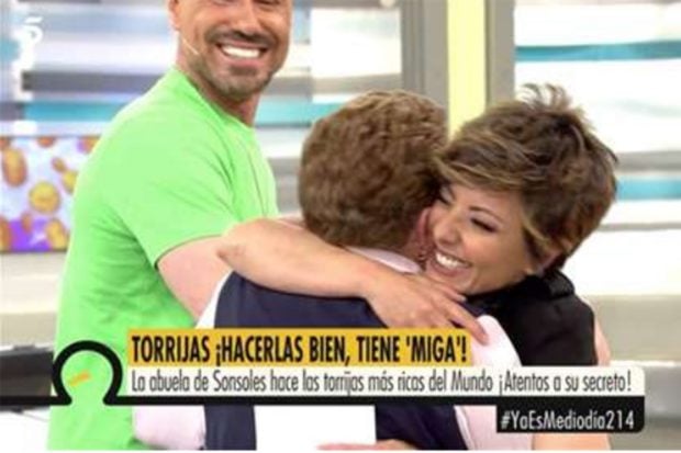 Sonsoles &Oacute;nega abrazando a su abuela en 'Ya es mediod&iacute;a'./Mediaset