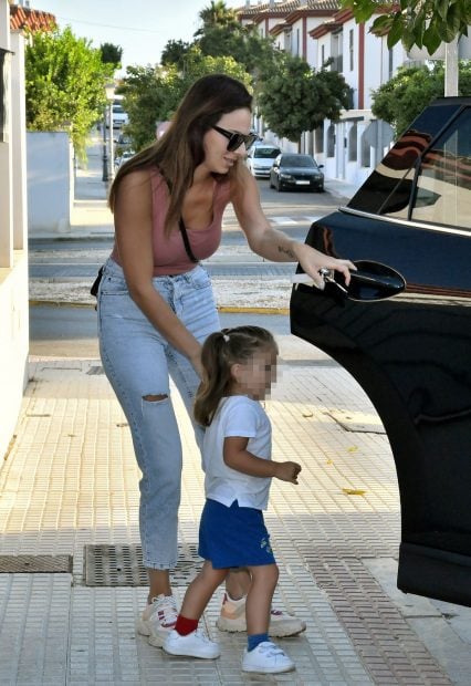 Irene Rosales, montando a una de sus hijas en el coche / Gtres