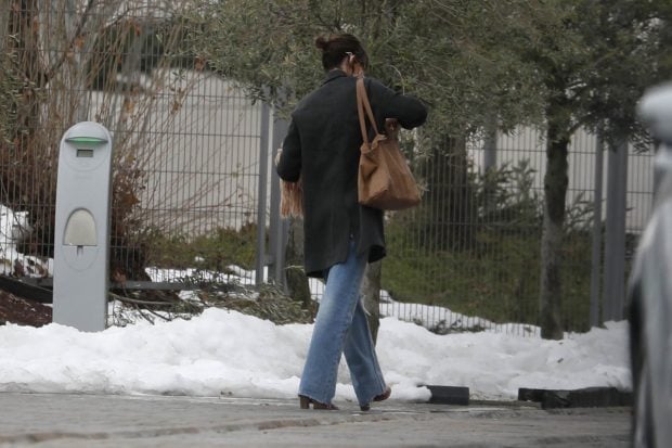 Carbonero ha elegido unos pantalones vaqueros acampanados, una blusa con estampado de rayas y una americana oscura sin abrochar. Bolso marrón y pelo recogido / Gtres