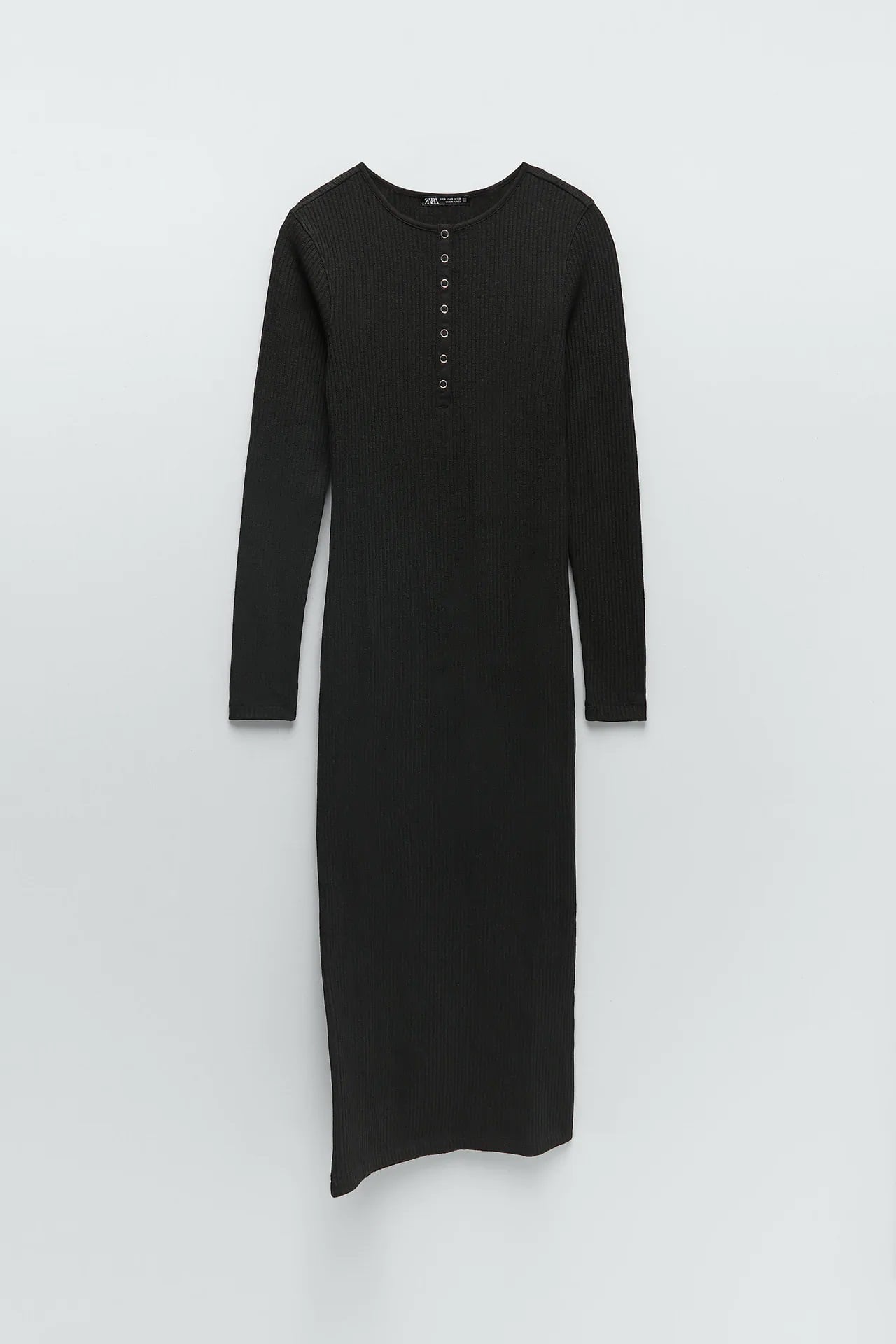 Letizia la &lsquo;reina negra&rsquo;: 5 vestidos midi negros de las rebajas de Zara de su estilo