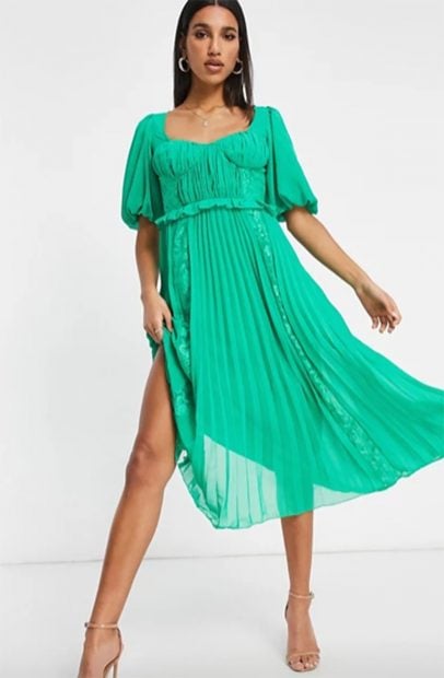Vestido de corte mido escote en caja, manga francesa abullonada y tejido transparente en color verde de Asos./Asos