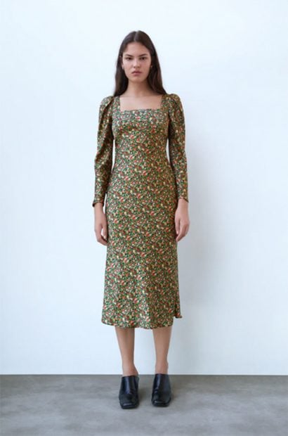 Vestido de l&iacute;neas rectas, escote en caja y mangas abullonadas de Zara./Zara