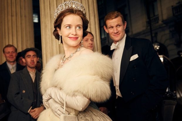Claire Foy, caracterizada como la reina Isabel II de Inglaterra en 'The Crown'./'The Crwon'