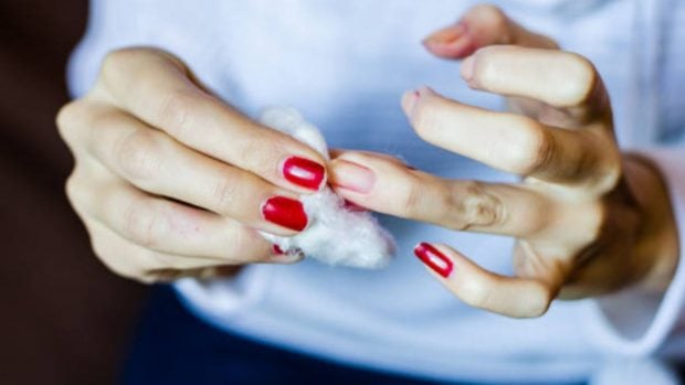 quitar esmalte u&ntilde;as