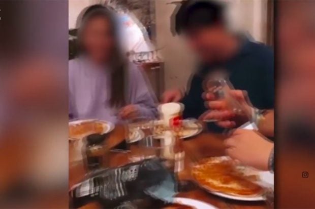 Victoria Federica cenando con amigos y viendo 'La isla de las tentaciones'./'Socialit&eacute;'