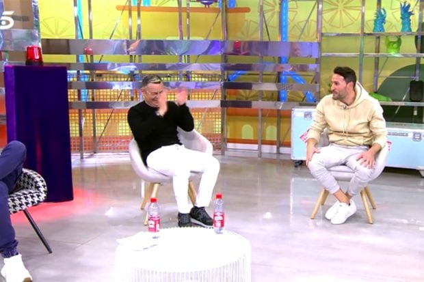 Jorge Javier presentando 'S&aacute;lvame' con un jersey negro y pantalones blancos./Telecinco