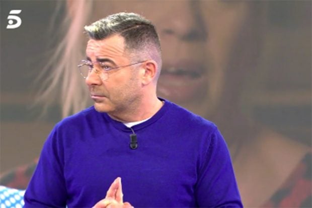 Jorge Javier V&aacute;zquez luciendo un jersey de cuello redondo azul mientras presenta 'S&aacute;lvame'./Telecinco