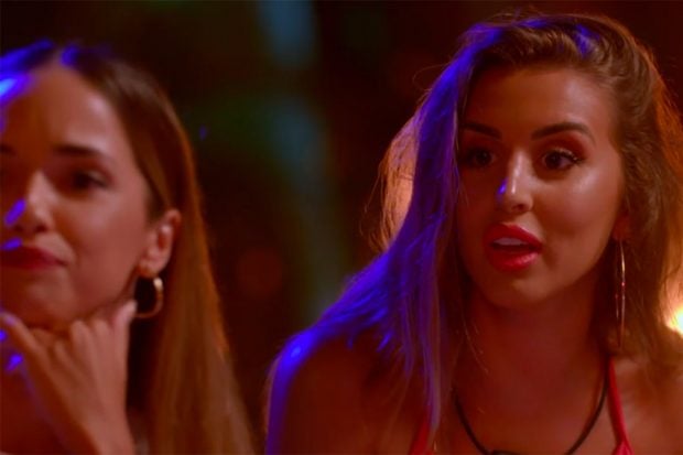 Marina viendo im&aacute;genes de Jes&uacute;s./Telecinco