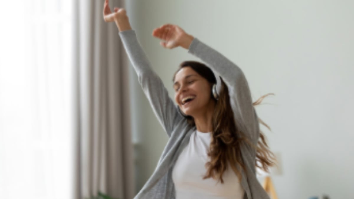 Canciones para levantar el ánimo y no dejar de bailar en casa