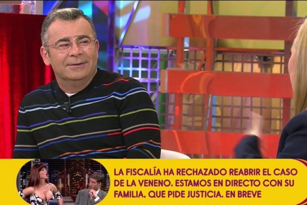 Jorge Javier V&aacute;zaquez con un jersey negro de rayas de colores presentando 'S&aacute;lvame'./Telecinco