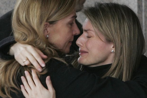 La reina Letizia junto a la infanta Elena en el entierro de &Eacute;rika Ortiz./Gtres