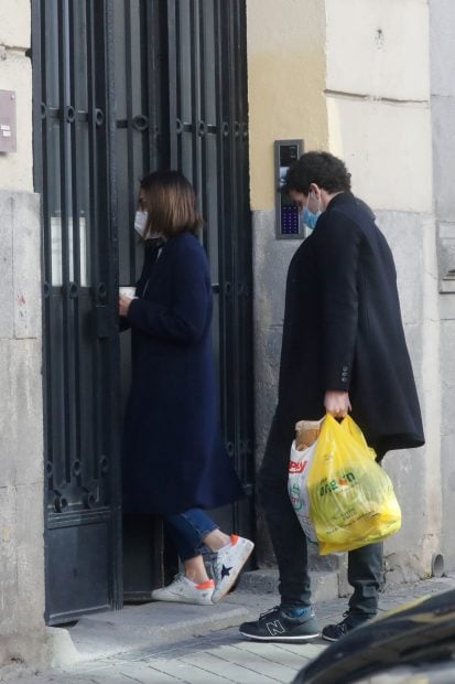 Tamara Falc&oacute; e &Iacute;&ntilde;igo Onieva juntos por las calles de Madrid./Gtres