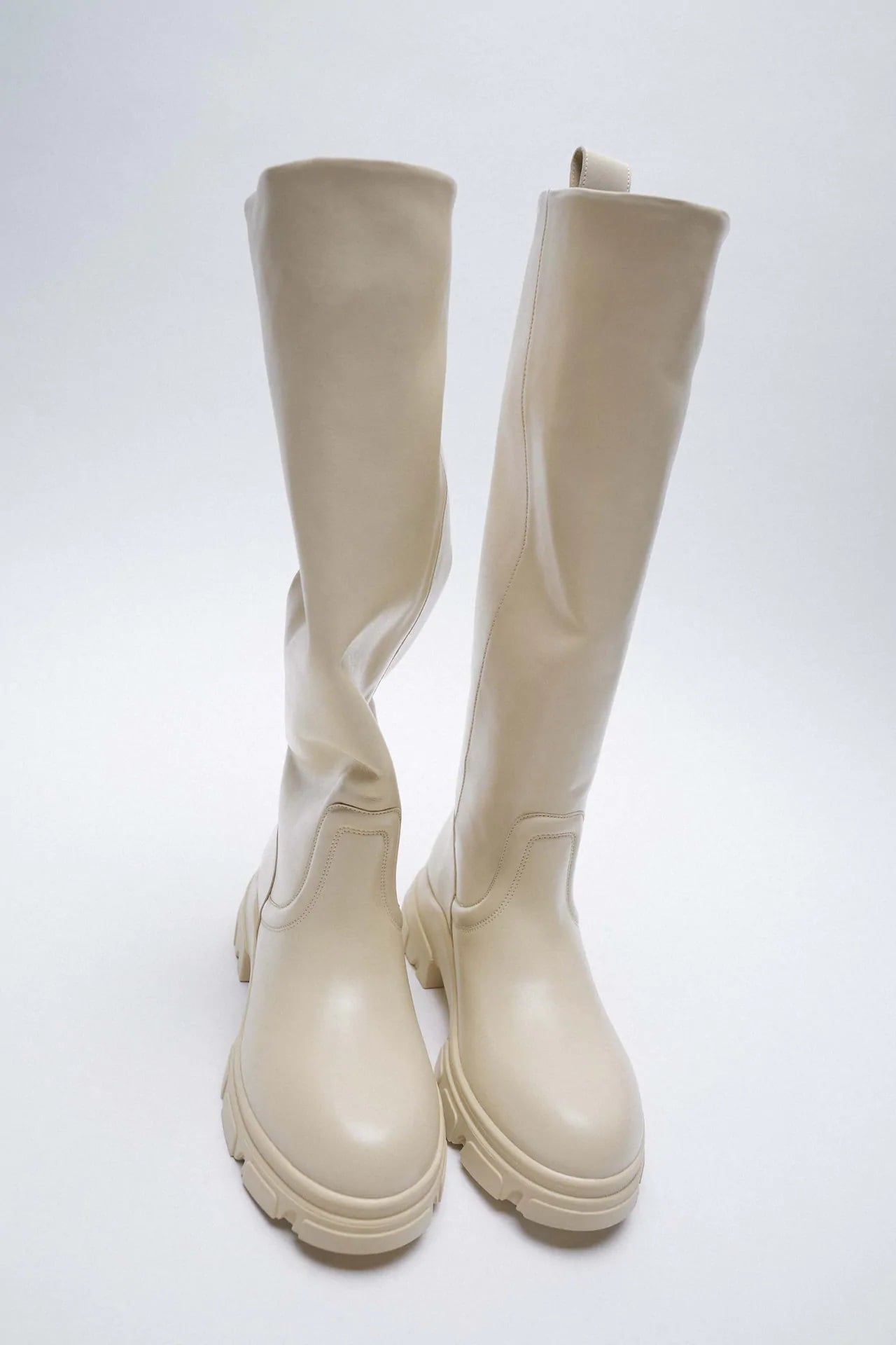 Cristina Pedroche luce las botas altas blancas m&aacute;s virales de Zara