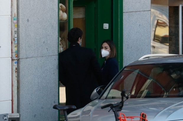 Tamara Falc&oacute; e &Iacute;&ntilde;igo Onieva haciendo la compra./Gtres