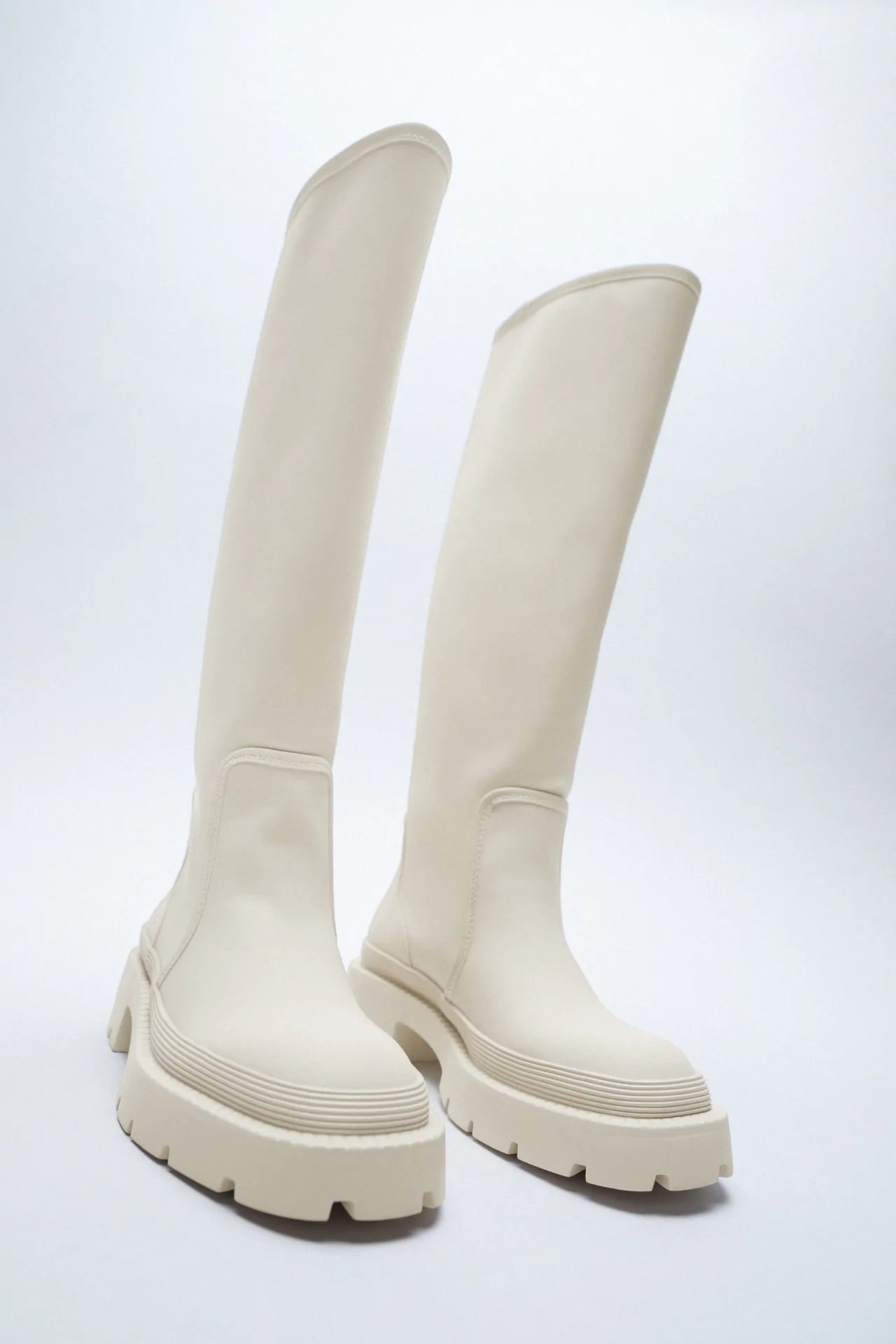 Cristina Pedroche luce las botas altas blancas m&aacute;s virales de Zara