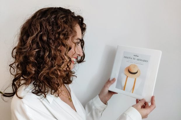 Cristina Moreno junto a su libro 'Dise&ntilde;a tu armario'./Instagram @livinginflipflops