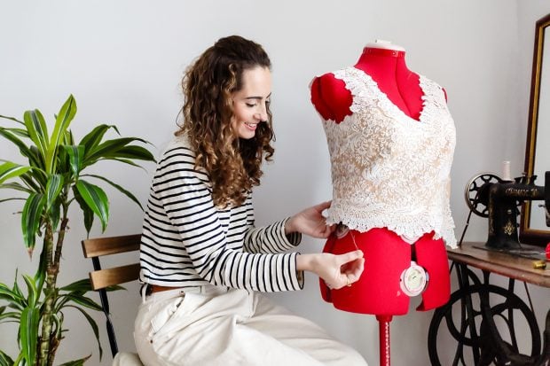La estilista Cristina Moreno ha lanzado el libro, 'Dise&ntilde;a tu armario'./Instagram @livinginflipflops