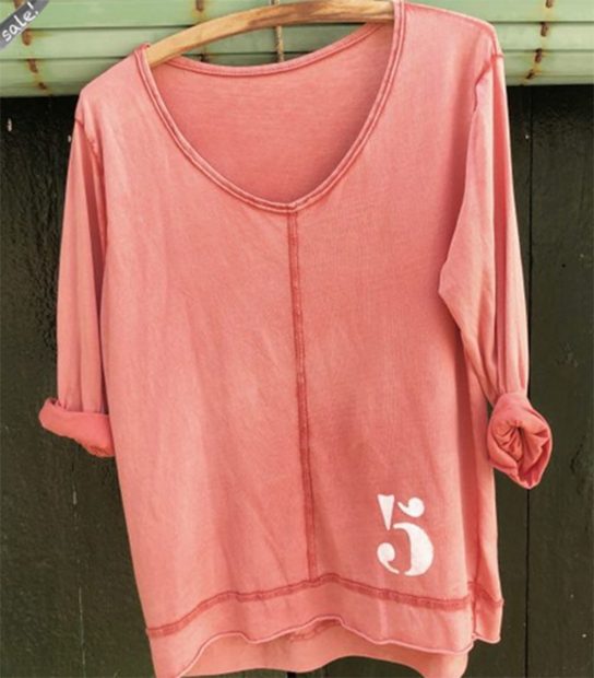 Camiseta coral con el n&uacute;mero 5 impreso de Petite Manuela./Petite Manuela