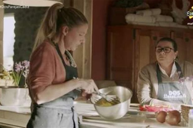Mar&iacute;a del Monte y Anne Igartiburu charlando en 'Dos parejas y un destino'./RTVE