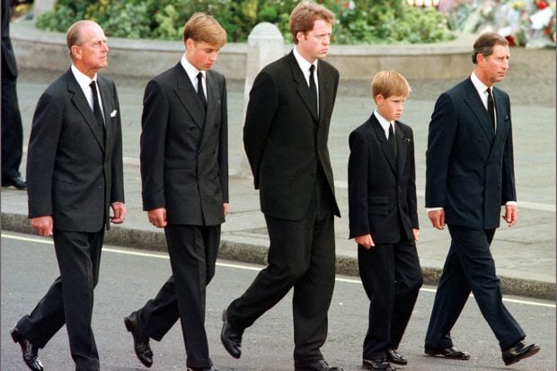 El duque de Edimburgo, Charles Spencer, los pr&iacute;ncipes Carlos, Harry y Guillermo en una imagen de archivo./Gtres