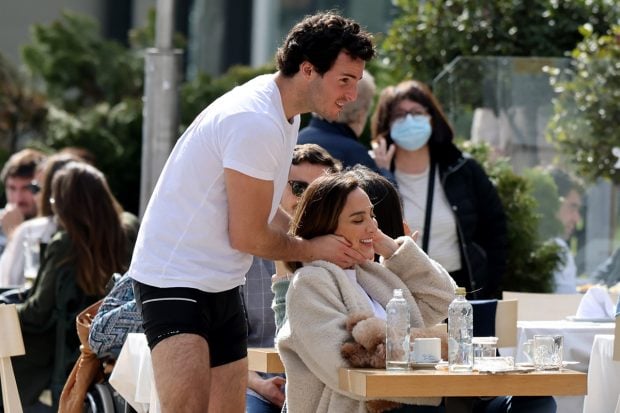 Tamara Falc&oacute; e &Iacute;&ntilde;igo Onieva en una terraza de Madrid./Gtres