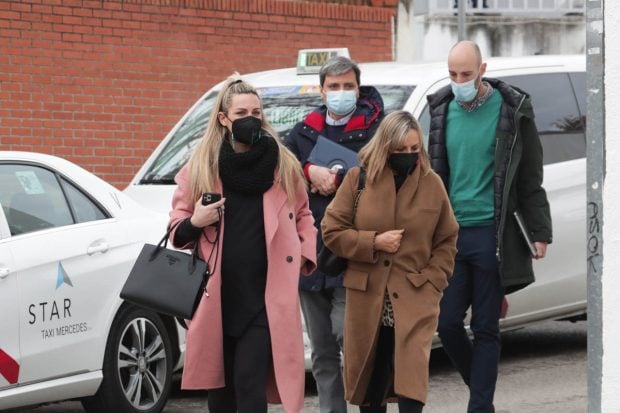 Edurne y su madre, Yolanda Almagro, entrando al hospital donde se ha sometido a una revisi&oacute;n ginecol&oacute;gica / Gtre