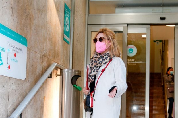 Lydia Lozano, justo antes de entrar al hospital donde se ha sometido a la intervenci&oacute;n de espalda / Gtres