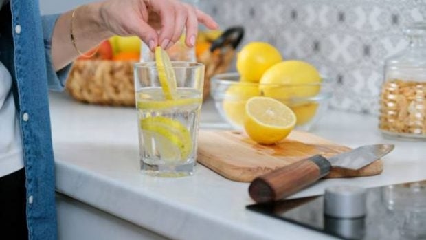 As&iacute; se prepara el agua de berenjena y lim&oacute;n, la bebida de moda para adelgazar