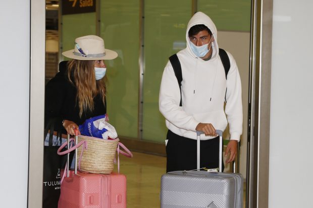 Anita Matamoros y David Salvador llegan de sus vacaciones en Riviera Maya./Gtres