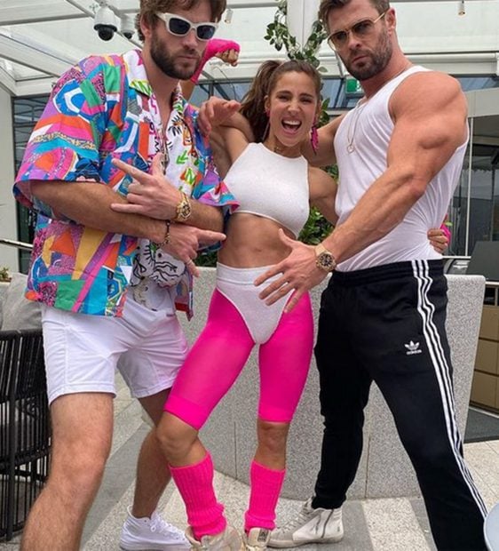 Chris Hemsworth, Elsa Pataky y un amigo durante una fiesta ochentera./Instagram @chrishemsworth