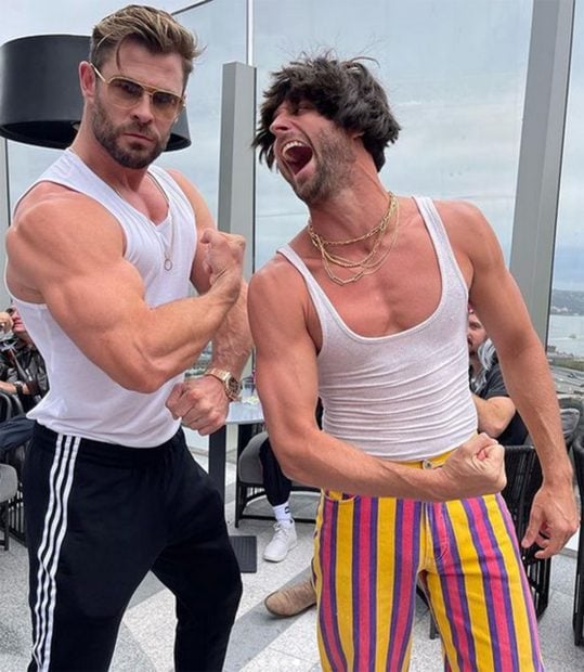 Chris Hemsworth y un amigo durante una fiesta ochentera./Instagram @chrishemsworth