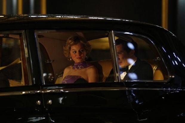 Emma Corrin en la filmaci&oacute;n de 'The Crown'./Gtres