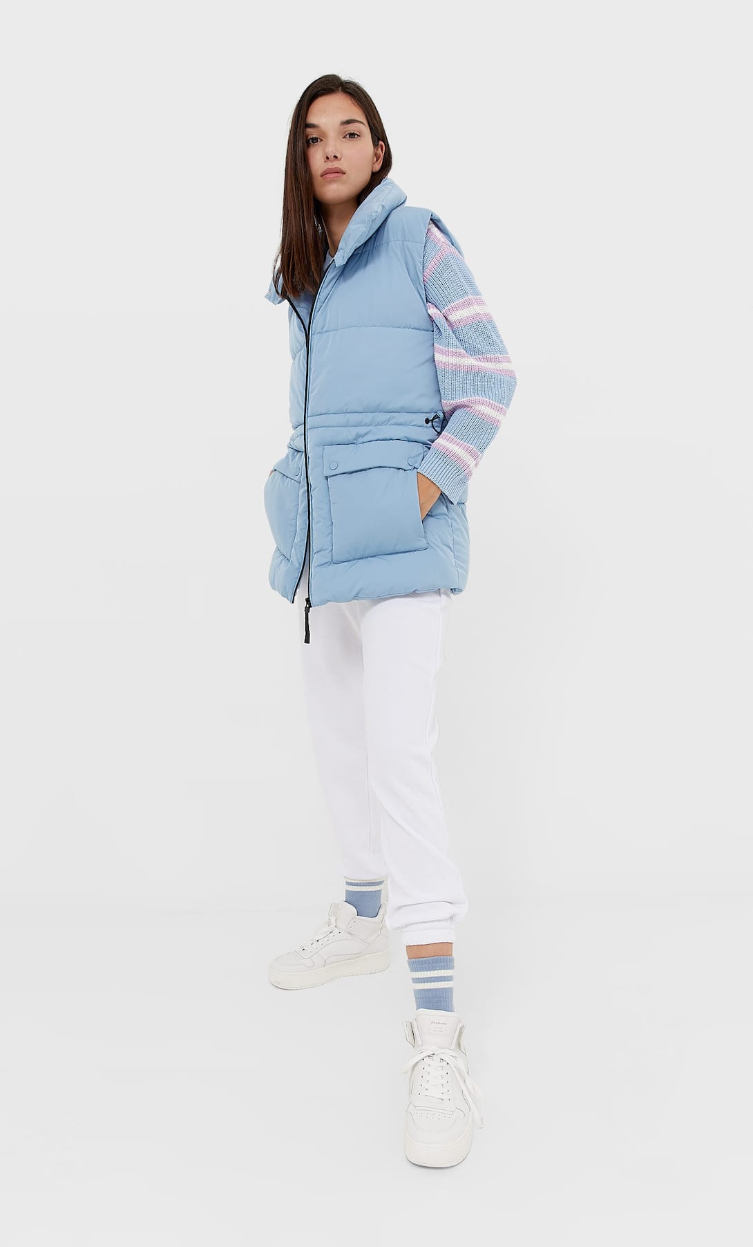 El chaleco acolchado azul que triunfa es de Stradivarius